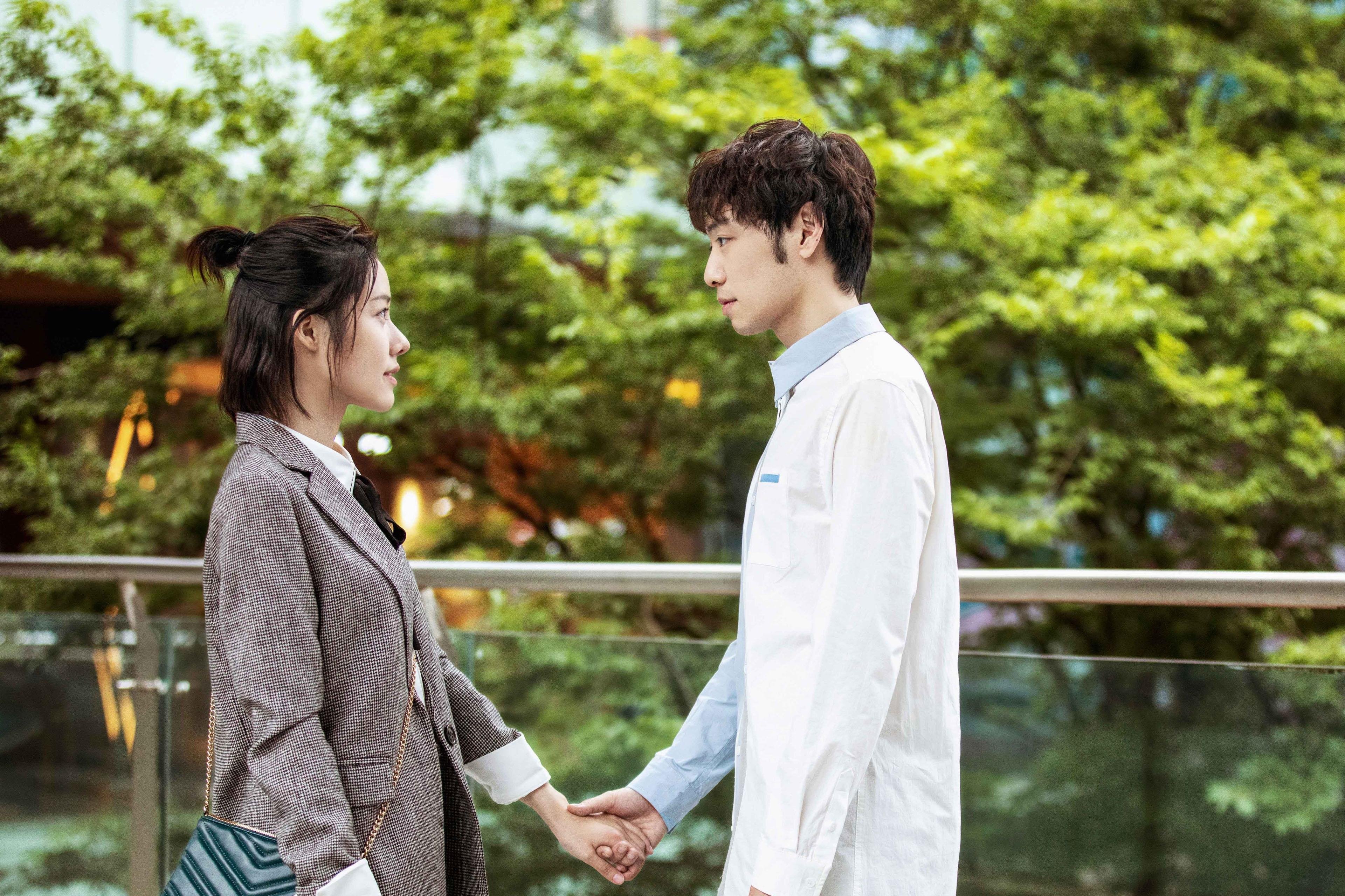 -里昂中前场默契配合提升攻防转换速度，里昂中锋