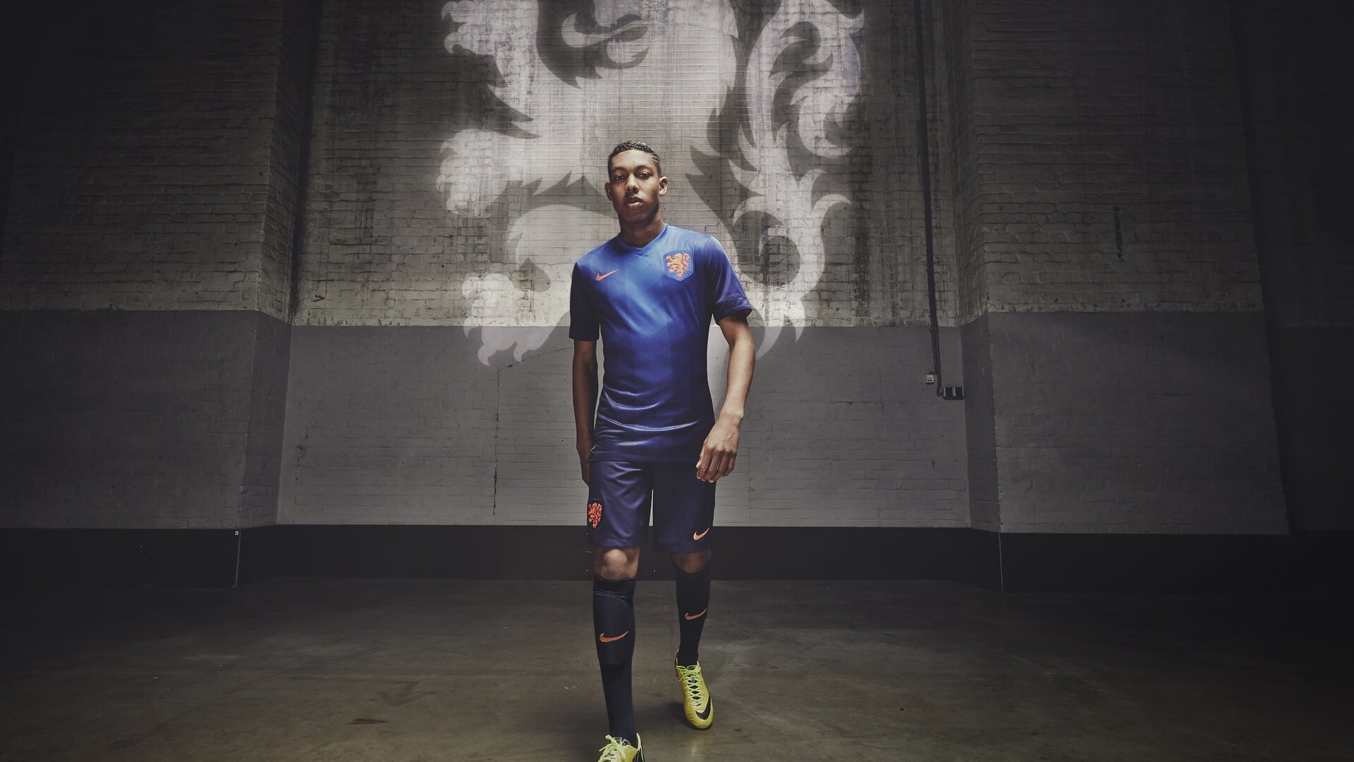 世界读书日“图书馆台阶跑” 参与者一圈一层读一页书